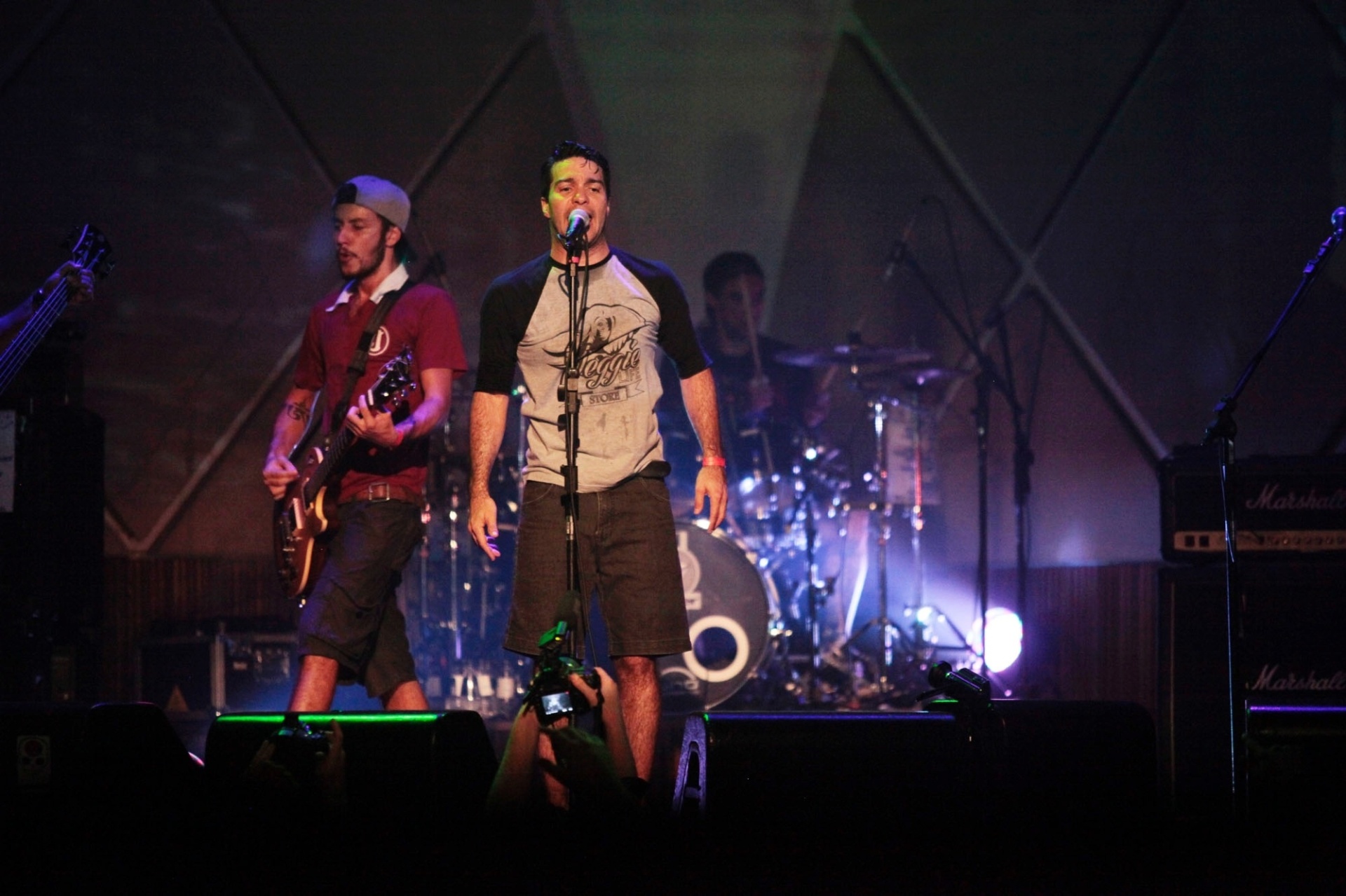 9.mar.2014 - Dead Fish canta em evento "Antifolia", em São Paulo. A banda se apresentou para o público que não aprecia marchinhas e sambas-enredos na época de Carnaval. O festival, que também contou com shows da banda Ratos de Porão, Leite Paterno, e discotecagem de Thiago DJ, aconteceu na noite deste domingo (9), no Cine Joia - PhotoRioNews