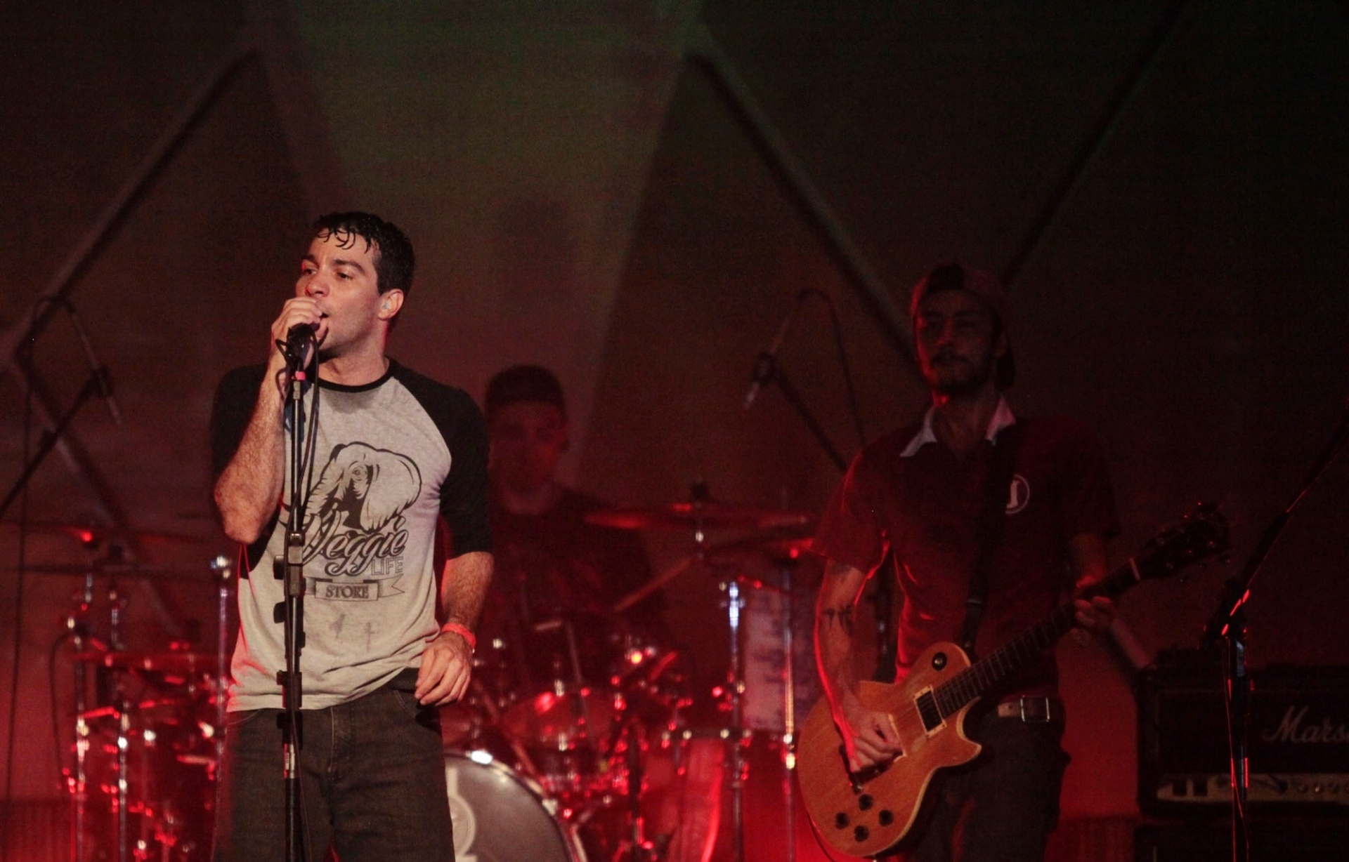 9.mar.2014 - Dead Fish canta em evento "Antifolia", em São Paulo. A banda se apresentou para o público que não aprecia marchinhas e sambas-enredos na época de Carnaval. O festival, que também contou com shows da banda Ratos de Porão, Leite Paterno, e discotecagem de Thiago DJ, aconteceu na noite deste domingo (9), no Cine Joia - PhotoRioNews