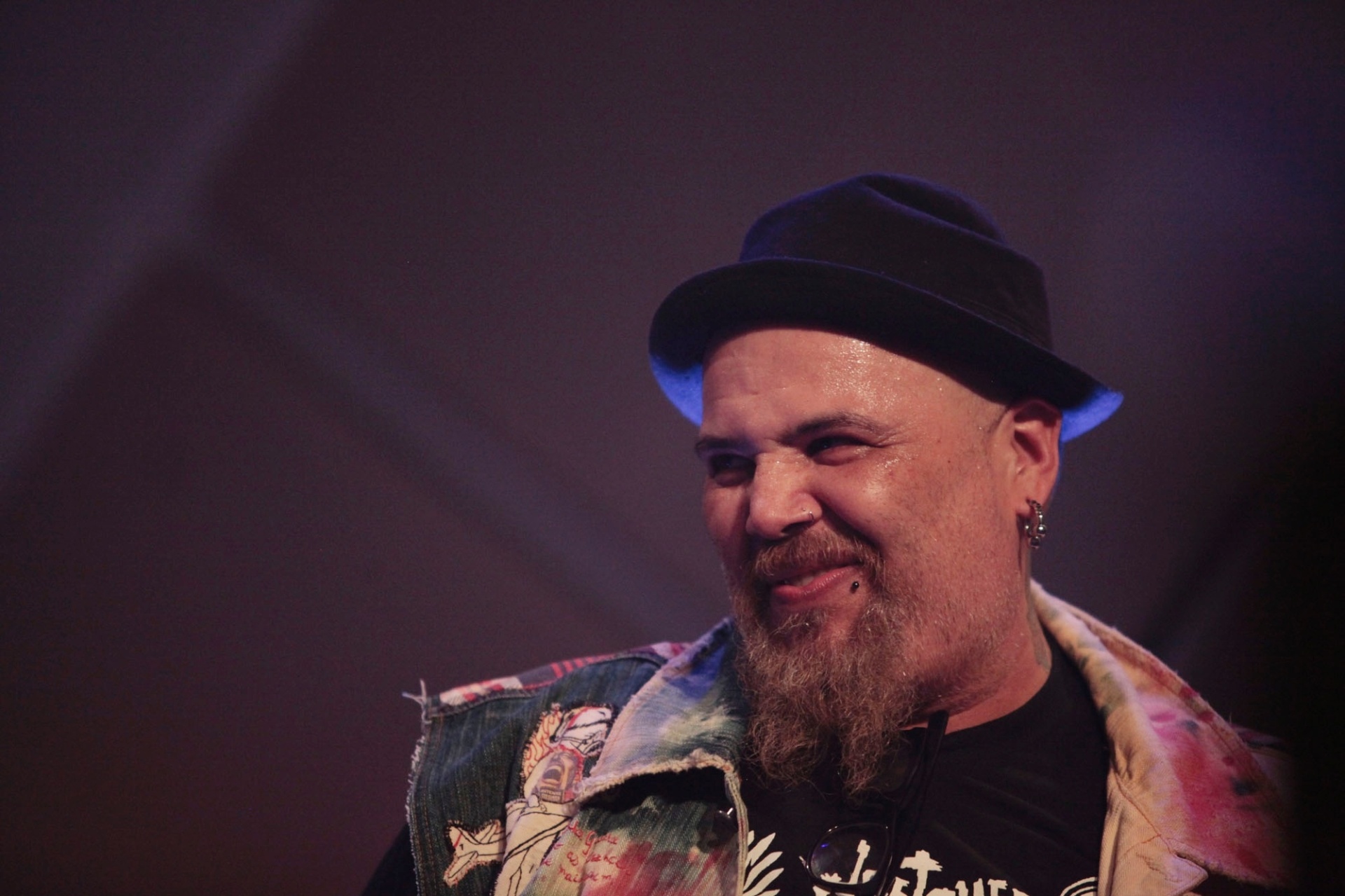 9.mar.2014 - João Gordo canta em evento "Antifolia", em São Paulo. O líder da banda de rock Ratos de Porão se apresentou para o público que não aprecia marchinhas e sambas-enredos na época de Carnaval. O festival, que também contou com shows da banda Dead Fish (como atração surpresa), Leite Paterno, e discotecagem de Thiago DJ, aconteceu na noite deste domingo (9), no Cine Joia - PhotoRioNews