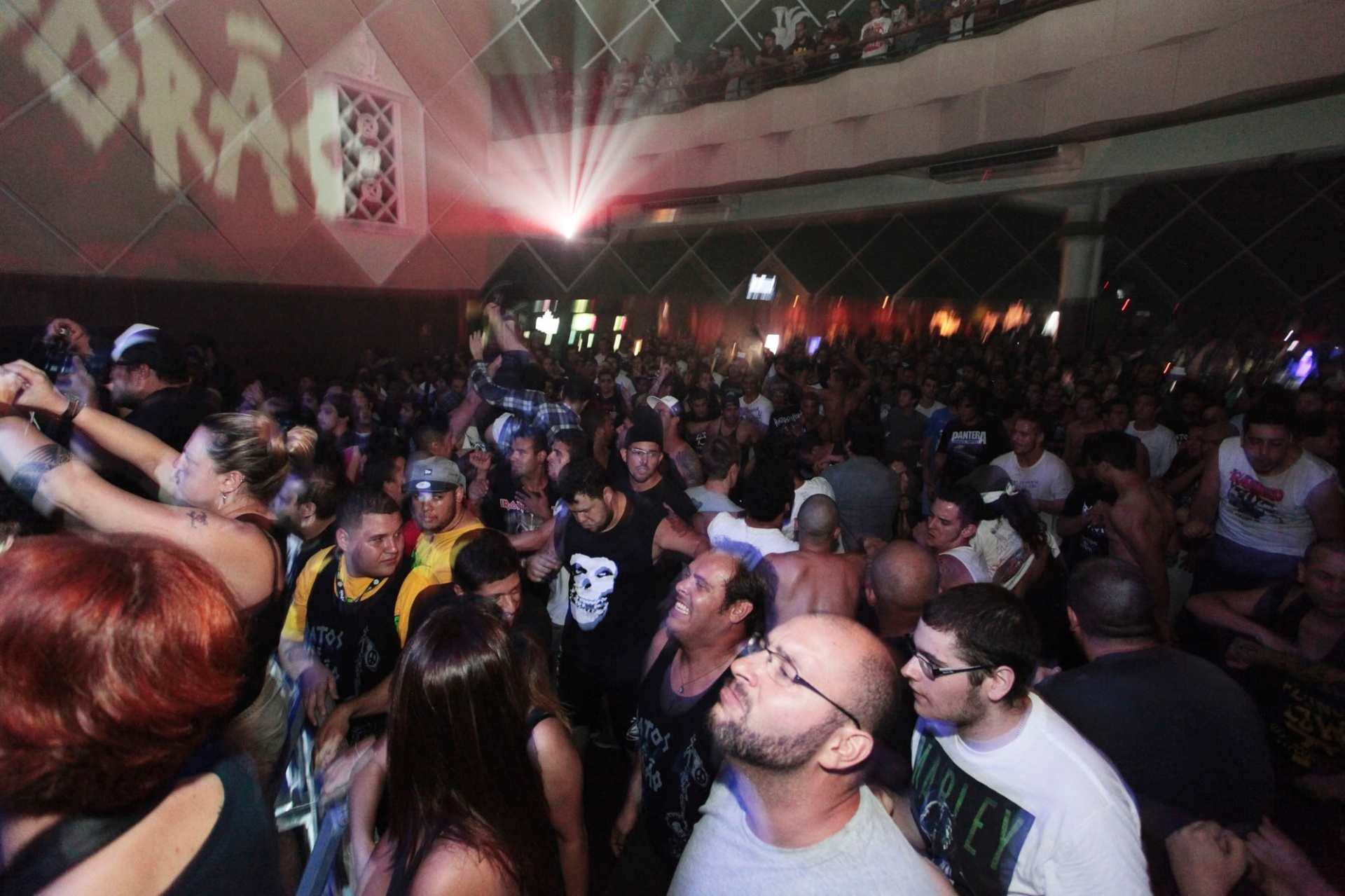 9.mar.2014 - João Gordo canta em evento "Antifolia", em São Paulo. O líder da banda de rock Ratos de Porão se apresentou para o público que não aprecia marchinhas e sambas-enredos na época de Carnaval. O festival, que também contou com shows da banda Dead Fish (como atração surpresa), Leite Paterno, e discotecagem de Thiago DJ, aconteceu na noite deste domingo (9), no Cine Joia - PhotoRioNews