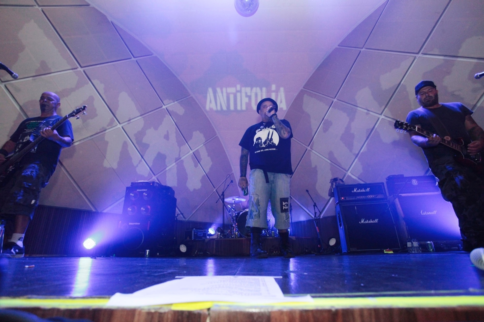 9.mar.2014 - João Gordo canta em evento "Antifolia", em São Paulo. O líder da banda de rock Ratos de Porão se apresentou para o público que não aprecia marchinhas e sambas-enredos na época de Carnaval. O festival, que também contou com shows da banda Dead Fish (como atração surpresa), Leite Paterno, e discotecagem de Thiago DJ, aconteceu na noite deste domingo (9), no Cine Joia - PhotoRioNews