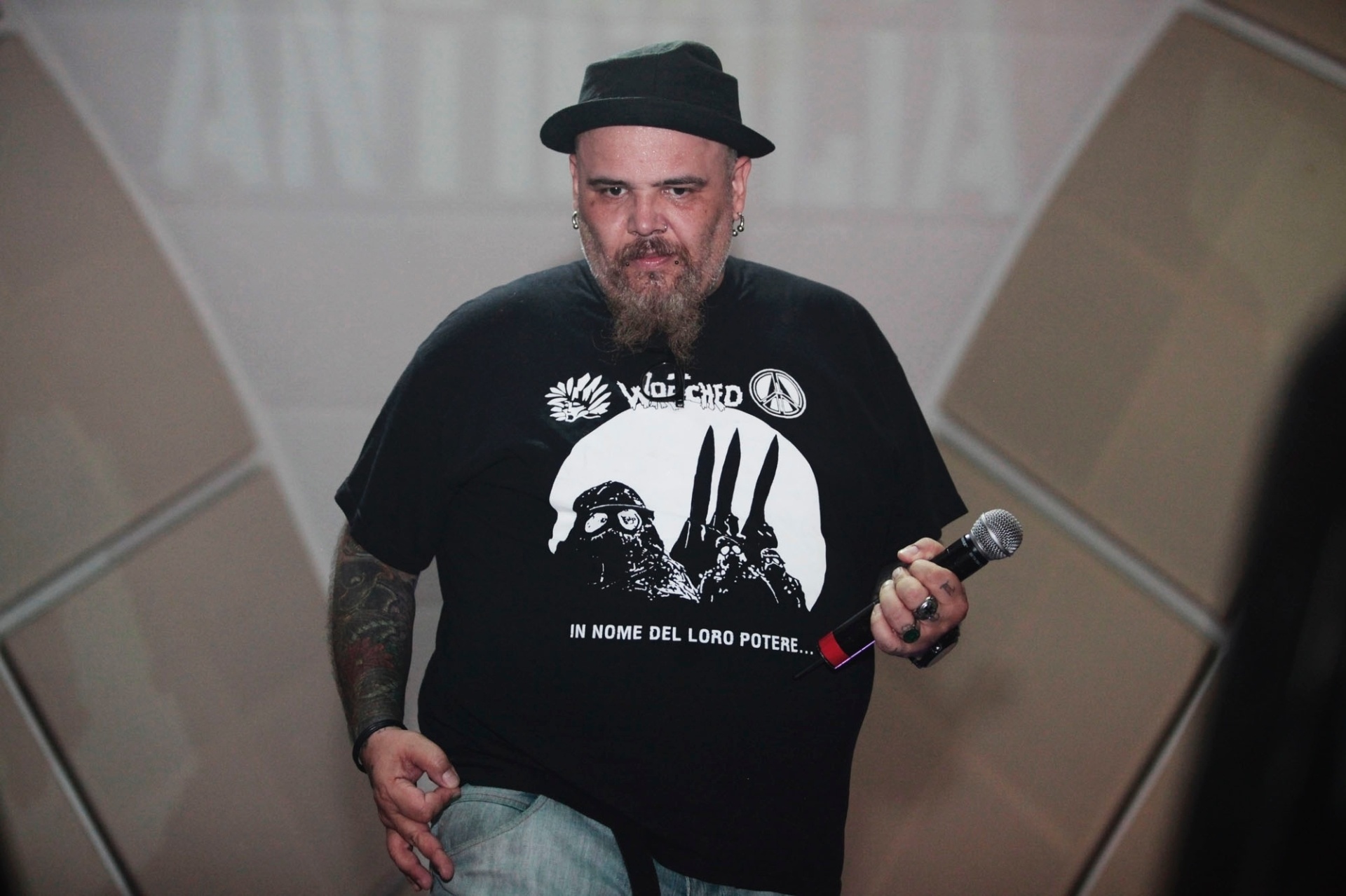 9.mar.2014 - João Gordo canta em evento "Antifolia", em São Paulo. O líder da banda de rock Ratos de Porão se apresentou para o público que não aprecia marchinhas e sambas-enredos na época de Carnaval. O festival, que também contou com shows da banda Dead Fish (como atração surpresa), Leite Paterno, e discotecagem de Thiago DJ, aconteceu na noite deste domingo (9), no Cine Joia - PhotoRioNews