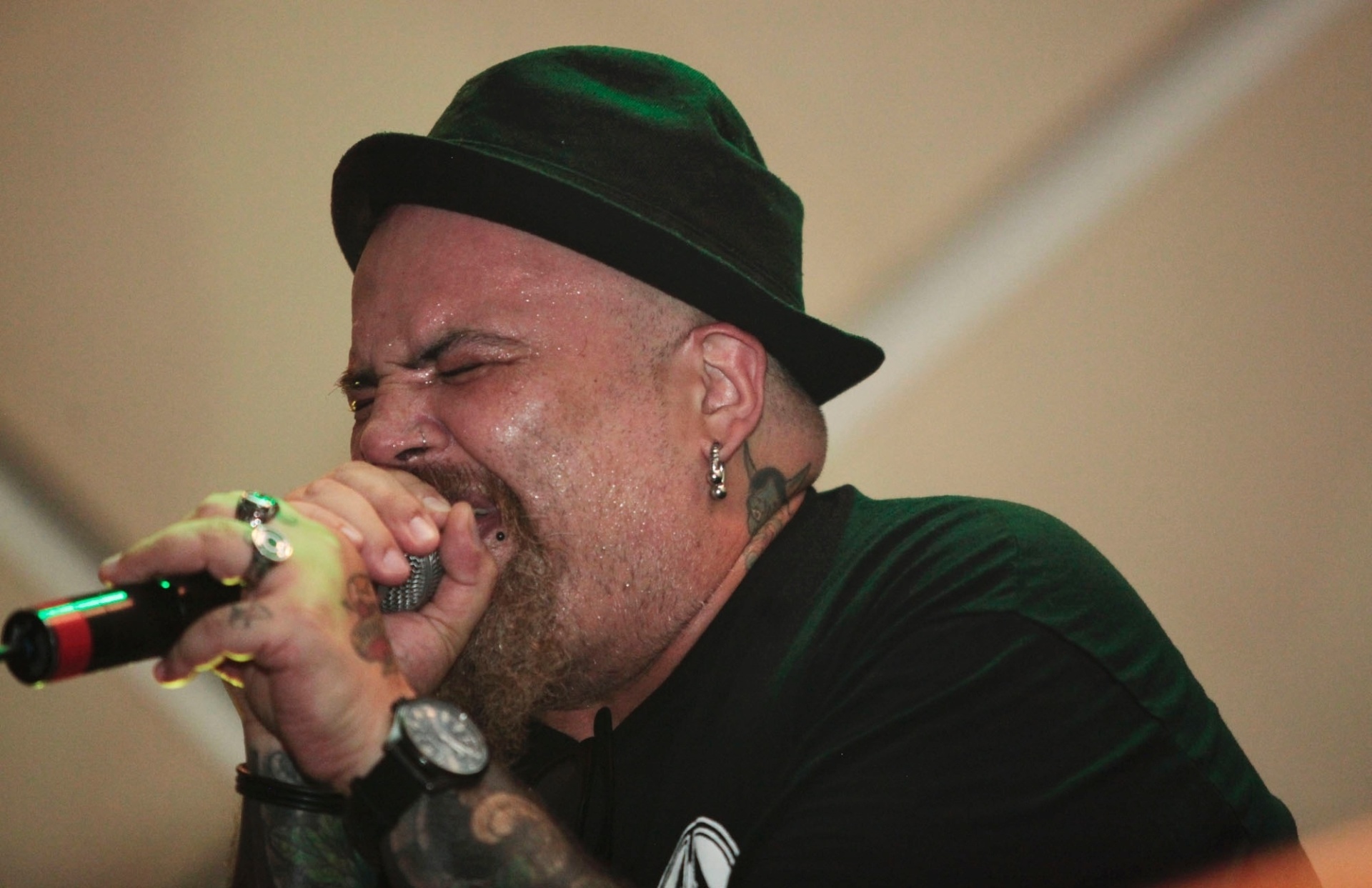 9.mar.2014 - João Gordo canta em evento "Antifolia", em São Paulo. O líder da banda de rock Ratos de Porão se apresentou para o público que não aprecia marchinhas e sambas-enredos na época de Carnaval. O festival, que também contou com shows da banda Dead Fish (como atração surpresa), Leite Paterno, e discotecagem de Thiago DJ, aconteceu na noite deste domingo (9), no Cine Joia - PhotoRioNews