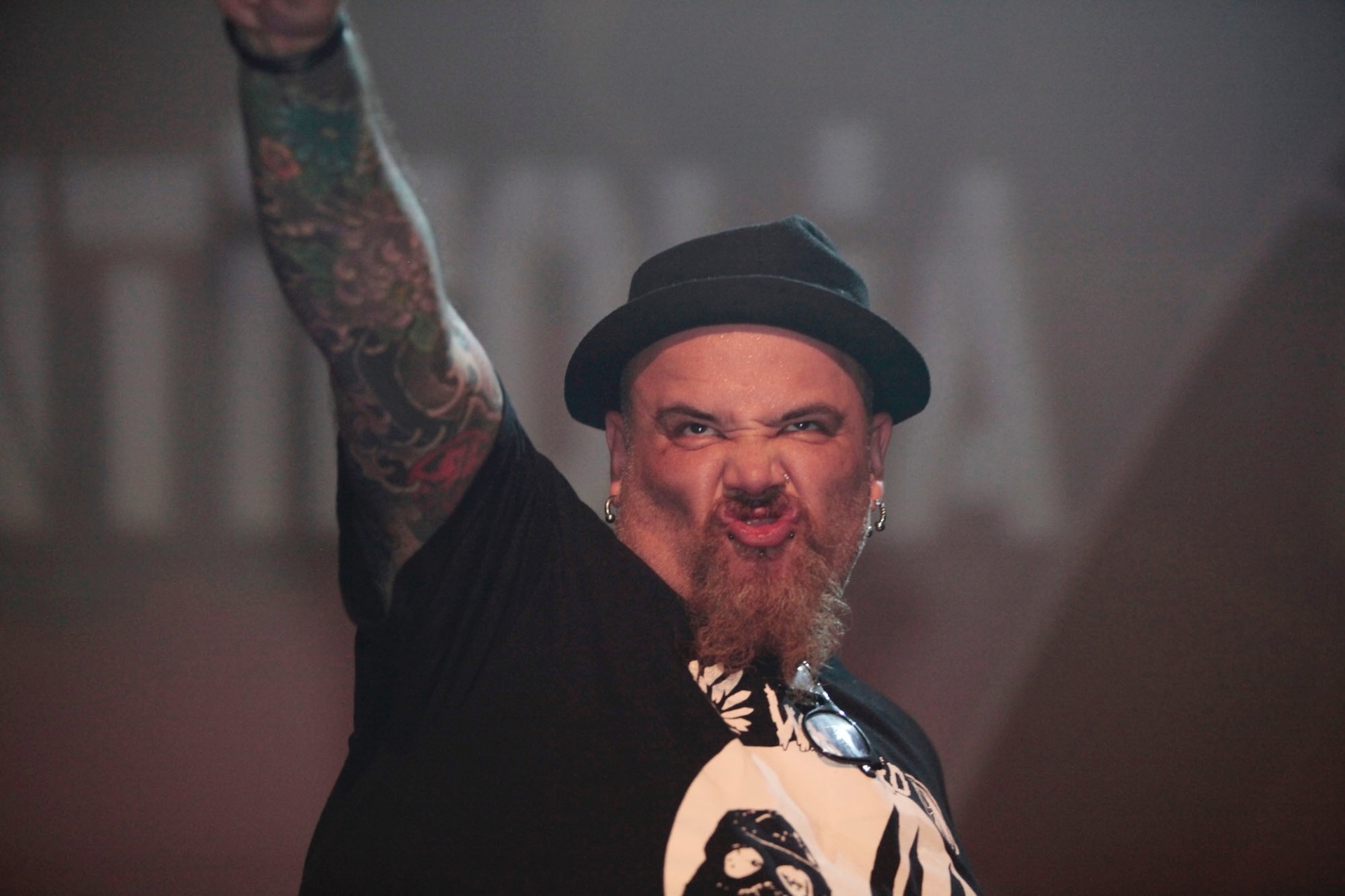 9.mar.2014 - João Gordo canta em evento "Antifolia", em São Paulo. O líder da banda de rock Ratos de Porão se apresentou para o público que não aprecia marchinhas e sambas-enredos na época de Carnaval. O festival, que também contou com shows da banda Dead Fish (como atração surpresa), Leite Paterno, e discotecagem de Thiago DJ, aconteceu na noite deste domingo (9), no Cine Joia - PhotoRioNews