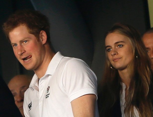 9.mar.2014 - Príncipe Harry e sua namorada Cressida Bonas assistem ao jogo de rugby Inglaterra x País de Gales em Londres