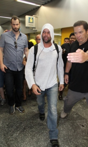 9.mar.2014 - Ricky Martin desembarca no aeroporto do Galeão, no Rio de Janeiro