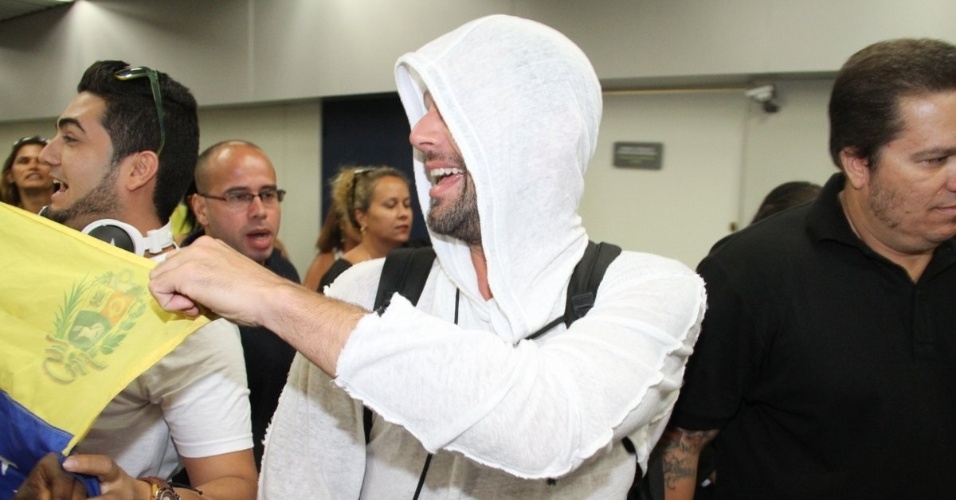 9.mar.2014 - Ricky Martin desembarca no aeroporto do Galeão, no Rio de Janeiro