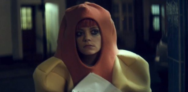 Lily Allen aparece com fantasia de hot dog gigante no novo clipe - Reprodução