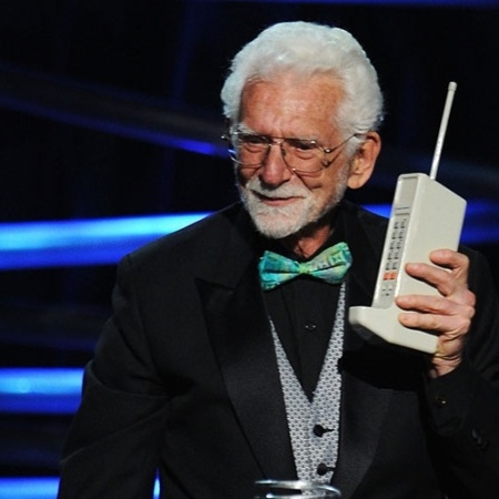 Martin Cooper, inventor do primeiro celular, exibe sua criação icônica durante evento, em 2011 - Getty Images