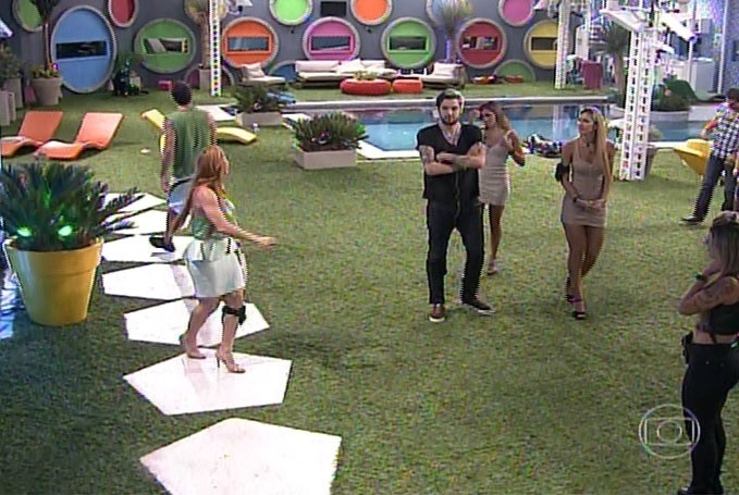10.mar.2014  - Com 80% dos votos, Aline é anunciada como a décima segunda eliminada de "Big Brother Brasil 14"