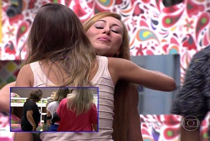 10.mar.2014  - Com 80% dos votos, Aline é anunciada como a décima segunda eliminada de "Big Brother Brasil 14"; na imagem, Aline e Angela se cumprimentam com um "boa sorte"