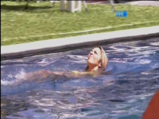11.mar.2014 - Cássio faz piada com Tatiele na piscina: "Piranha não sabe nadar?"