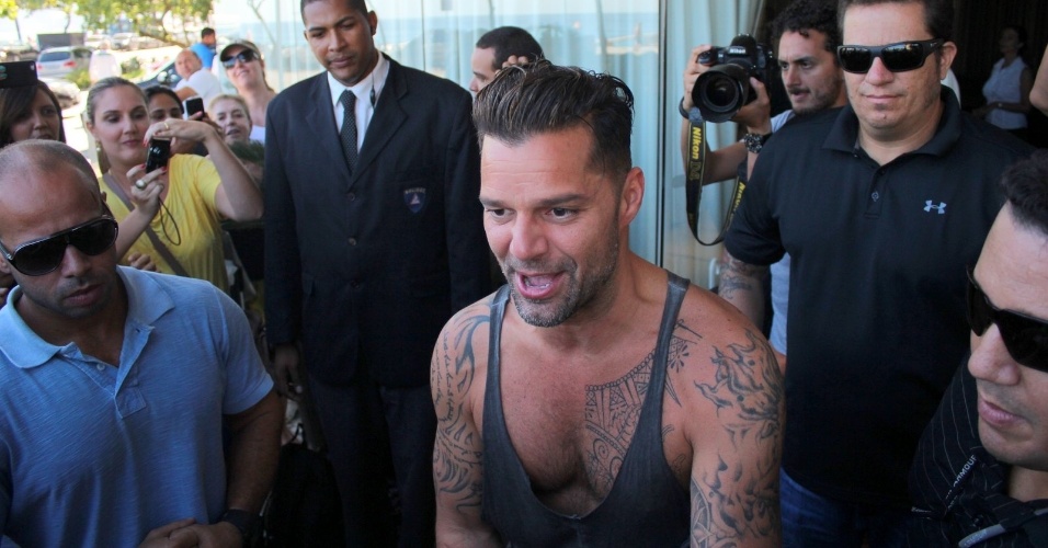 11.mar.2014 - Simpático, Ricky Martin atendeu os fãs na porta do hotel onde está hospedado, no Rio