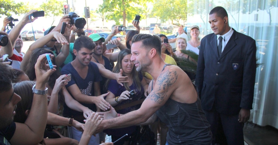 11.mar.2014 - Simpático, Ricky Martin atendeu os fãs na porta do hotel onde está hospedado, no Rio