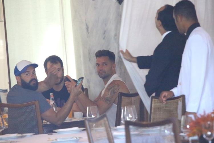 11.mar.2014 - Ricky Martin e sua equipe não gostaram de ser fotografados durante o café da manhã em um hotel em Ipanema