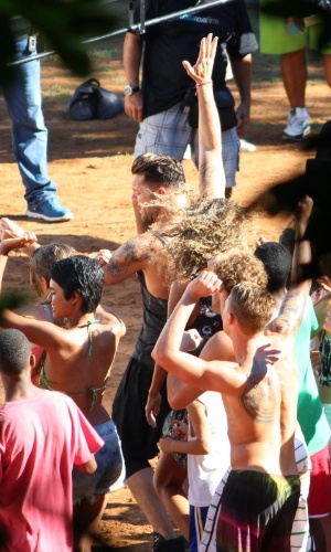 11.mar.2014 - Rodeado de jovens, Ricky Martin gravou clipe da canção "Vida", tema da Copa do Mundo de 2014, no Vidigal, comunidade da zona sul do Rio