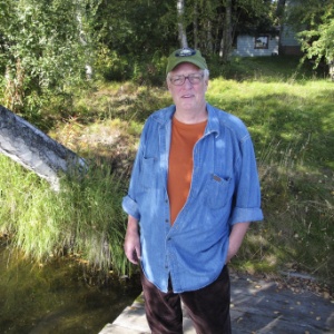O escritor Joe McGinniss em 2010, posa para foto próximo da casa de Sarah Palin no Alasca, enquanto escrevia o polêmico livro sobre a ex-governadora do Estado - SP