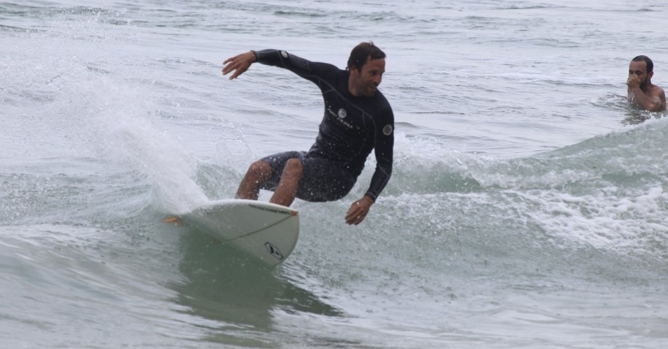 12.mar.2014 - Após participar de ação ecológica, Jack Johnson surfou na Prainha, praia localizada na zona oeste do Rio