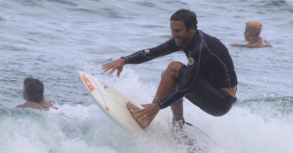 12.mar.2014 - Após participar de ação ecológica, Jack Johnson surfou na Prainha, praia localizada na zona oeste do Rio