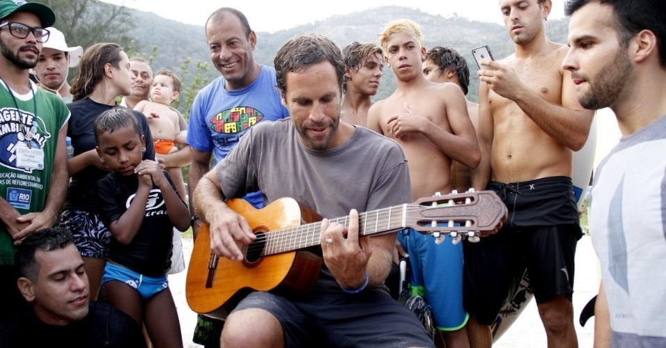 12.mar.2014 - Jack Johnson aproveitou passagem pelo Rio para promover "luau" na praia para os fãs