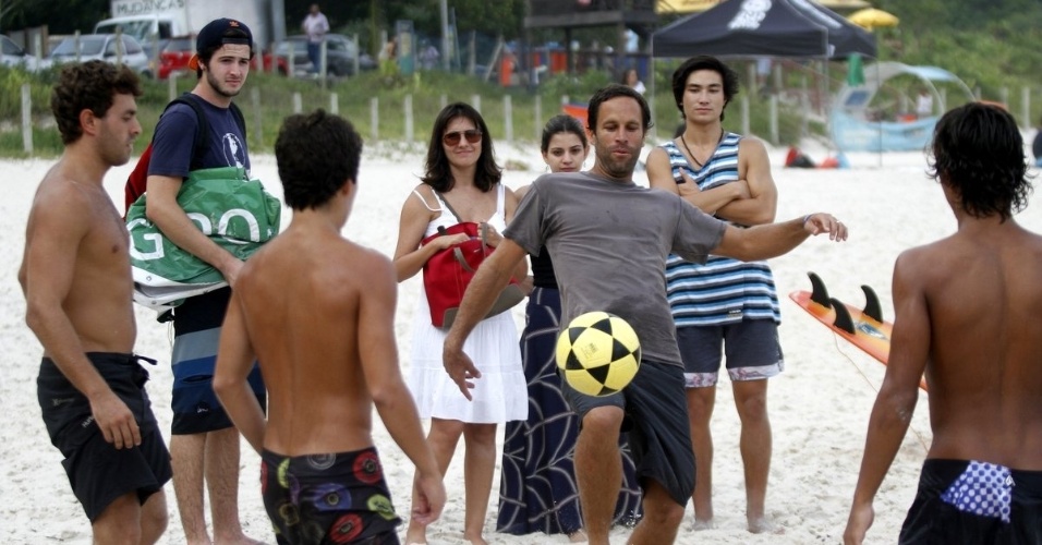 12.mar.2014 - Jack Johnson jogou futebol com fãs na Prainha, praia da zona oeste do Rio