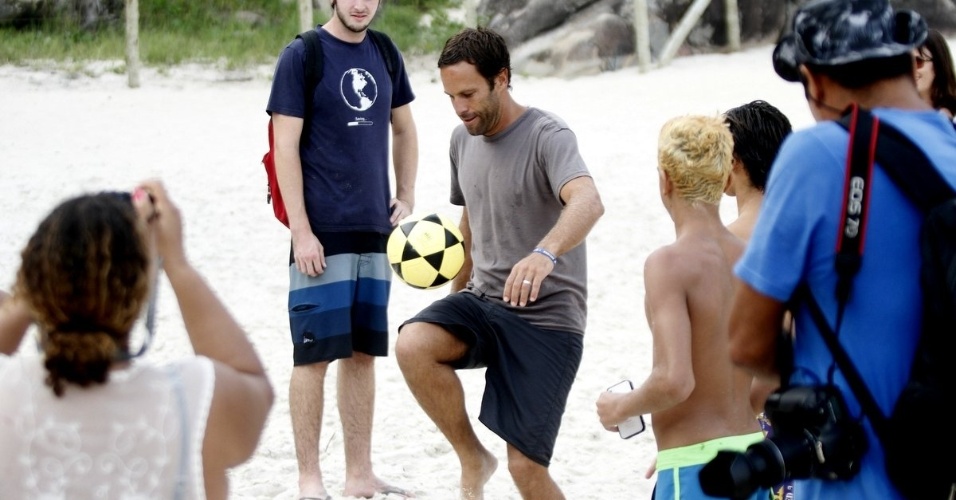 12.mar.2014 - Jack Johnson jogou futebol com fãs na Prainha, praia da zona oeste do Rio