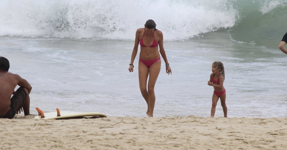 12.mar.2014 - Kim, mulher de Jack Johnson, curtiu praia na Prainha, zona oeste do Rio
