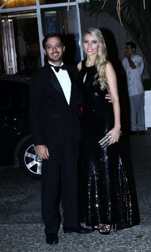 12.mar.2014 - Max Porto e a namorada vão ao casamento de Latino e Rayanne, no Copacabana Palace, no Rio de Janeiro