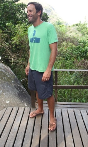 12.mar.2014 - O cantor Jack Johnson visitou a Prainha, praia localizada na zona oeste do Rio, para uma ação ecológica. O músico e surfista plantou uma árvore