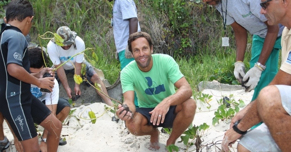 12.mar.2014 - O cantor Jack Johnson visitou a Prainha, praia localizada na zona oeste do Rio, para uma ação ecológica. O músico e surfista plantou uma árvore
