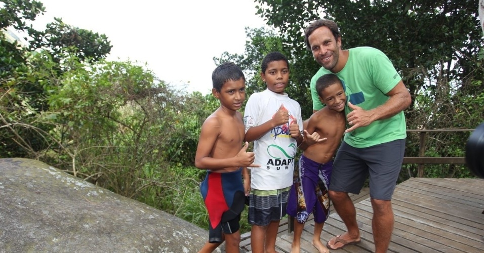 12.mar.2014 - O cantor Jack Johnson visitou a Prainha, praia localizada na zona oeste do Rio, para uma ação ecológica. O músico e surfista plantou uma árvore e posou para fotos com fãs