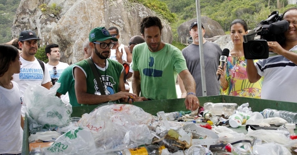 12.mar.2014 - O cantor Jack Johnson visitou a Prainha, praia localizada na zona oeste do Rio, para uma ação ecológica. O músico e surfista catou lixo na praia