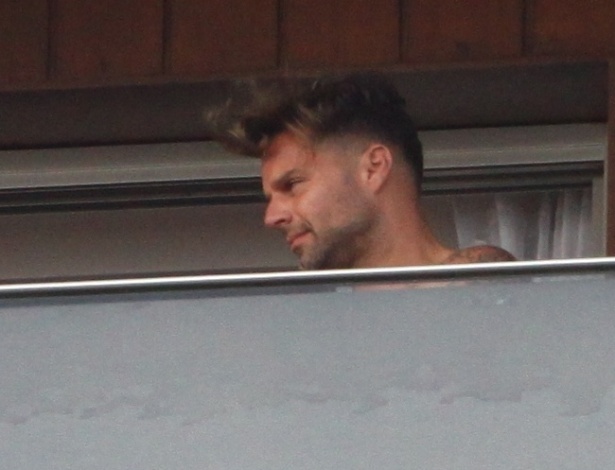 12.mar.2014 - Ricky Martin apareceu descabelado na sacada do hotel onde está hospedado na zona sul do Rio