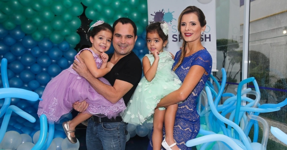 12.mar.2014- Luciano Camargo e Flávia Fonseca comemoram aniversário de 4 anos das filhas gêmeas Isabella e Helena em um buffet em Moema, São Paulo