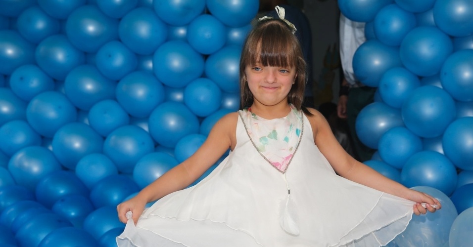 12.mar.2014- Rafa Justus chega para se divertir na festa de Isabela e Helena, filhas de Luciano Camargo