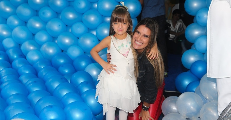 12.mar.2014- Rafaella Justus e a decoradora Andréa Guimarães posam juntas na festa das filhas de Luciano Camargo