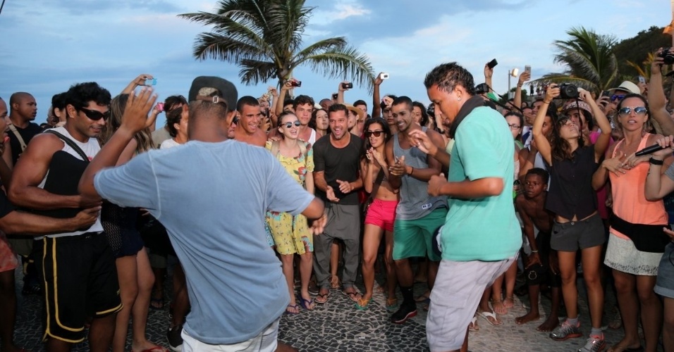 12.mar.2014- Ricky Martin participa de roda de passinhos no Arpoador. O cantor gravou o clipe da música "Vida", tema da Copa do Mundo de 2014