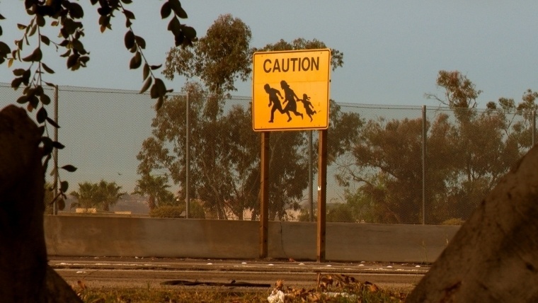 Cena de "Por Um Punhado de Dólares ? Os Novos Emigrados", de Leonardo Dourado - Divulgação