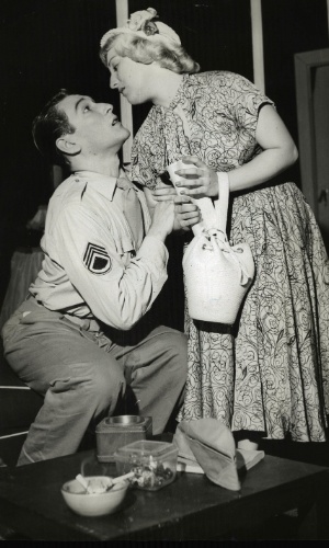 1. abr.1954 - Quase dois meses depois de se casarem, Paulo Goulart e Nicette Bruno contracenam na peça "Ingenuidade". Os dois se casaram dia 26 de fevereiro de 1954