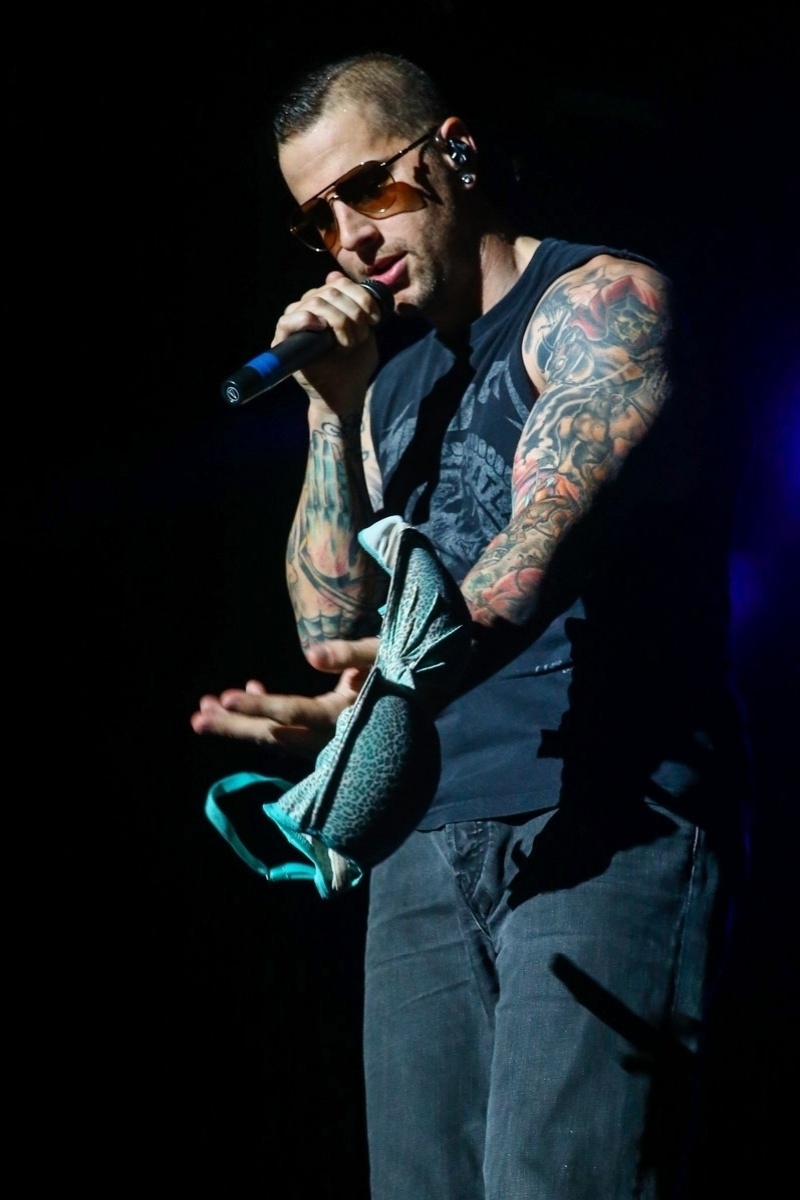 12.mar.2014 - Mulheres jogam peças íntimas durante show do Avenged Sevenfold no Espaço das Américas, em São Paulo. A banda de metal ainda se apresenta em mais quatro capital (Rio de Janeiro, Curitiba, Porto Alegre e Brasília) e volta a São Paulo no dia 20 de março - Photo Rio News