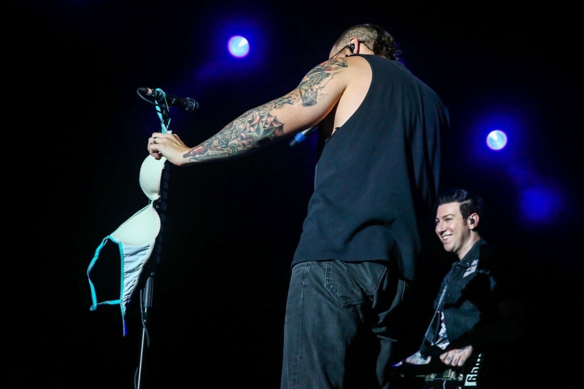 12.mar.2014 - O vocalista do Avenged Sevenfold, M. Shadows, agarra sutiã jogado por fã durante primeira apresentação em São Paulo - Photo Rio News