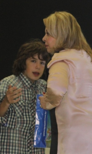 13.mar.201- Lucas Jagger, de 14 anos,  aparece ao lado da avó, Vera Gimenez. O adolescente está muito parecido com o pai, Mick Jagger