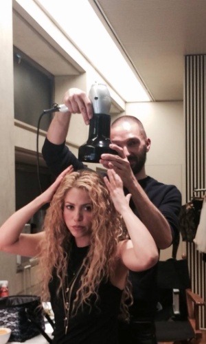 13.mar.2013 - Shakira brincou com seus fãs do Facebook. A cantora divulgou uma imagem onde aparece secando os cabelos e usou a frase "bad hair day" (algo como "um dia ruim para os cabelos")