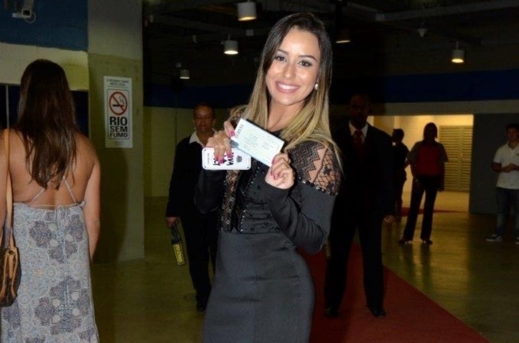 13.mar.2014 - A ex-BBB Letícia chega ao show do cantor Jack Johnson no Rio de Janeiro - Alex Palarea e Gustavo Oliveira / AgNews