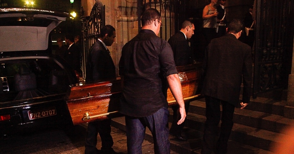 13.mar.2014 - Corpo do ator Paulo Goulart chega ao Theatro Municipal, em São Paulo