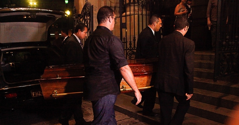 13.mar.2014 - Corpo do ator Paulo Goulart chega no Theatro Municipal, em São Paulo