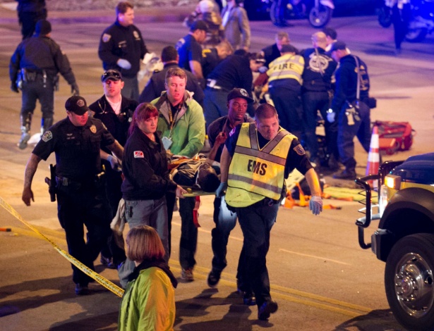 Vítima de acidente provocado por motorista bêbado é carregada em Austin, no Texas. Em fuga da polícia, o motorista matou duas pessoas e feriu outras 23 em frente a uma casa noturna próxima ao festival South by Southwest - Jay Janner/American-Statesman/Reuters