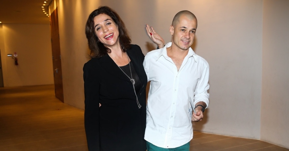13.mar.2014- Marisa Orth e o marido prestigiam lançamento de musical em São Paulo