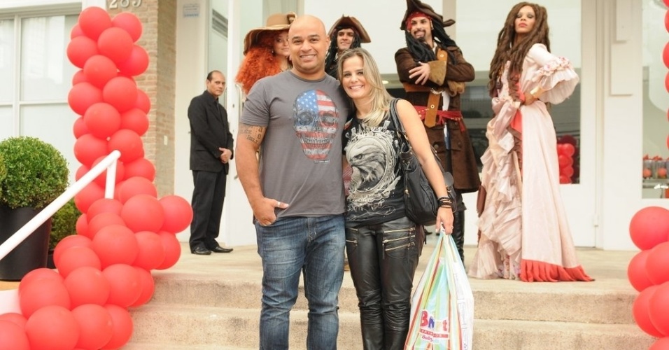 13.mar.2014- Milene Domingues e o namorado, Rubens Lopes, chegam para a festa de Lorenzo Gabriel