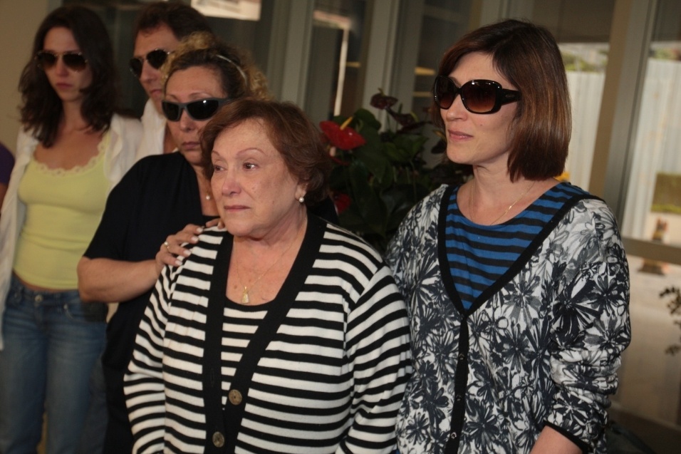 13.mar.2014- Nicette Bruno, Bárbara Bruno e Beth Goulart deixam hospital onde Paulo Goulart faleceu no início da tarde desta quinta-feira